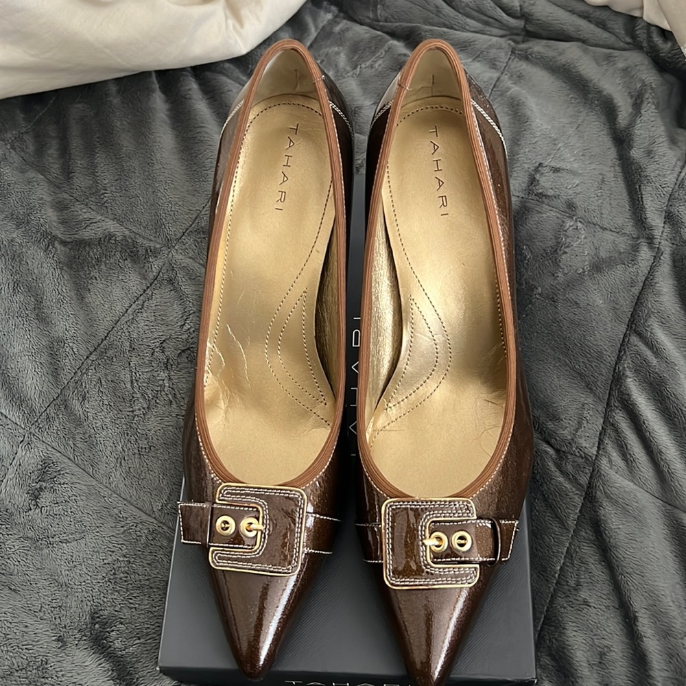 Tahari heels Brown pointy toe buckle